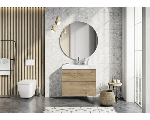 Modernes Badezimmer mit Waschtisch, Spiegel, Toilette und Accessoires