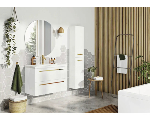 Badezimmer mit Waschtisch, Spiegel, Hochschrank und Holzverkleidung