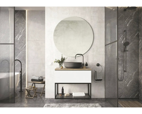 Modernes Badezimmer mit Waschtisch, rundem Spiegel, Dusche und Badewanne