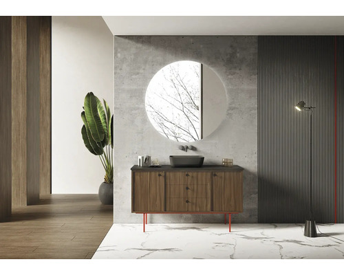 Badezimmer mit Waschtischunterschrank, rundem Spiegel und Stehlampe