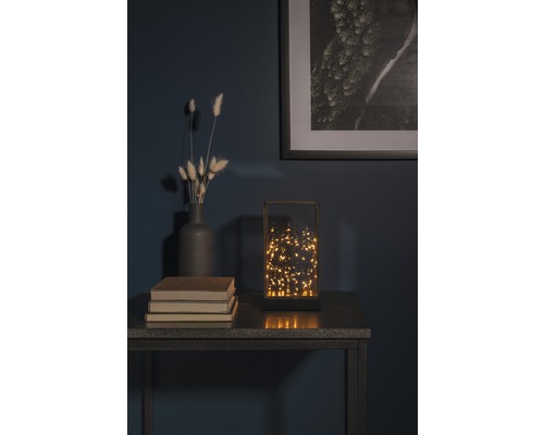 Dekorative Tischleuchte mit warmweißen Lichtern auf einem Tisch