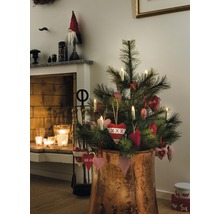 Dekorierter Weihnachtsbaum in kupferfarbenem Topf in Wohnraum-Szene