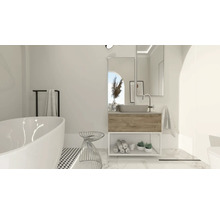 Helles Badezimmer mit Badewanne, Waschtisch und Spiegel