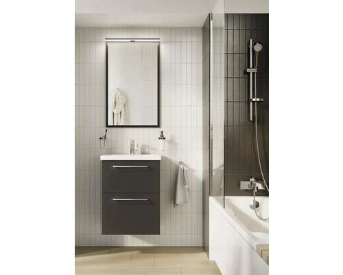 Badezimmer mit Waschtischunterschrank, Spiegel, Badewanne und Duschabtrennung für ein modernes Ambiente