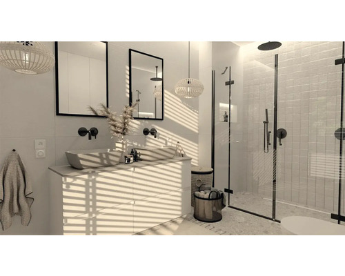 Helles Badezimmer mit Doppelwaschtisch, Spiegeln, Dusche und dekorativer Beleuchtung für ein modernes Design.