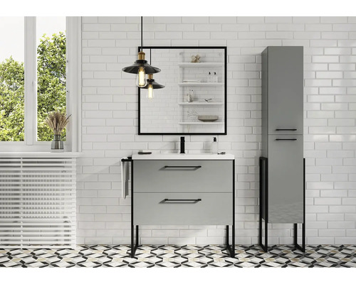 Badezimmer mit Waschtischunterschrank, Spiegel, Hochschrank und Deckenleuchte