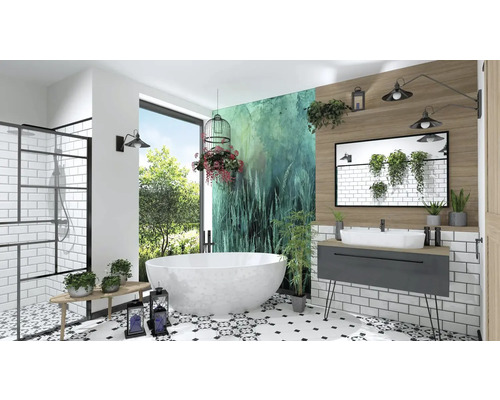 Badezimmer mit freistehender Badewanne, Waschtisch, Spiegel und Dusche mit Glasabtrennung