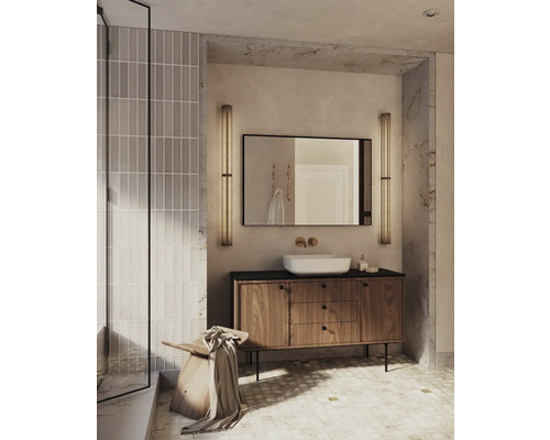 Helles Badezimmer mit Waschtischunterschrank, Aufsatzwaschbecken, Spiegel und Beleuchtung