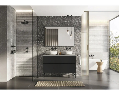 Modernes Badezimmer mit Doppelwaschtisch, Spiegel, Dusche und Badewanne.