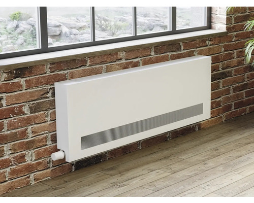 Flacher Heizkörper an einer Ziegelwand unter einem Fenster