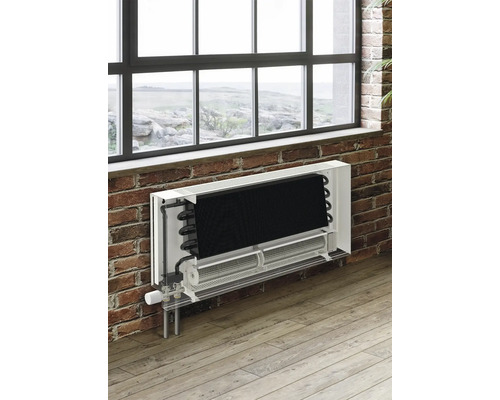 Innenraumansicht eines Heizkörpers vor einer Ziegelwand unter einem Fenster.