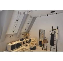 Schlafzimmer mit Dachschräge, ausgestattet mit einem flexiblen Seilsystem zur Beleuchtung.