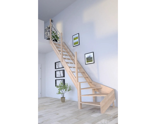 Holztreppe mit Geländer in einem hellen Raum