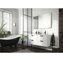 Badezimmer mit freistehender Badewanne, Waschtischunterschrank, Spiegel und Glaswand