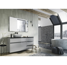Badezimmer mit Waschtisch, Spiegel, Badewanne und Dachfenster