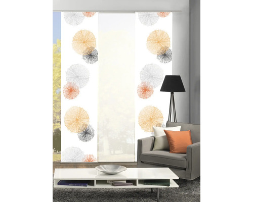 Wohnzimmer mit Schiebevorhängen mit Kreismuster, Sofa und Couchtisch