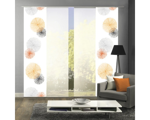 Raum mit Schiebevorhängen mit floralem Design