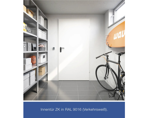 Zimmertür mit Stahlzarge in einem Kellerraum mit Regalen und einem Fahrrad