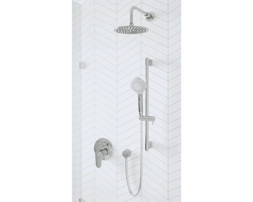 Brausegarnitur mit Kopfbrause, Handbrause und Thermostatarmatur an einer gefliesten Wand.