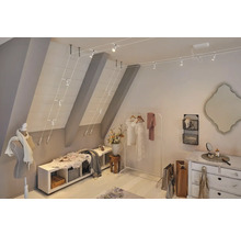 Einrichtungsidee für ein Dachgeschosszimmer mit Lichtsystem, Sitzbank und Kommode