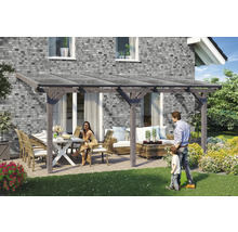 Terrasse mit Holzüberdachung, Tisch, Stühlen und sitzenden Personen vor Haus