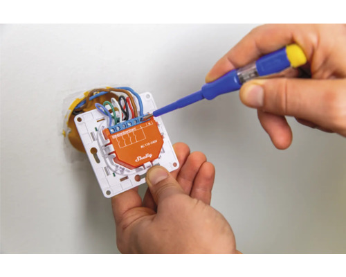 Installation eines Shelly Smart Home Geräts mit einem Schraubendreher