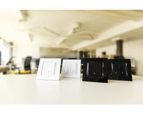 Mehrere Lichtschalter in verschiedenen Ausführungen auf einem Tisch