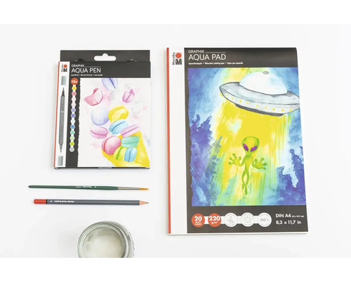 Aquarellfarben, Pinsel, Bleistift und Aquarellpapier für künstlerische Zwecke.