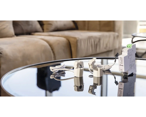 Shelly 3EM Energiezähler und Stromsensoren auf einem Tisch