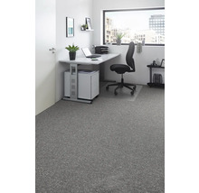 Büro mit Schreibtisch, Bürostuhl und grauem Bodenbelag