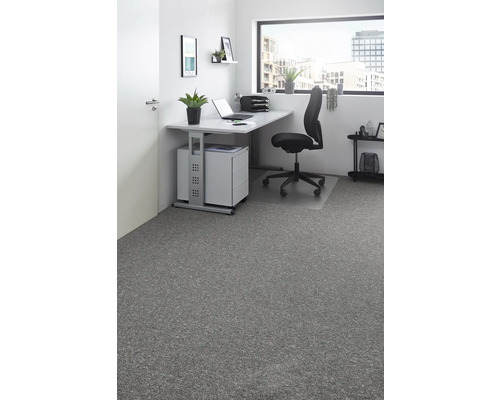 Büro mit Schreibtisch, Bürostuhl und grauem Bodenbelag