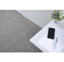 Grauer Teppichboden in einem Büro neben einem Schreibtisch