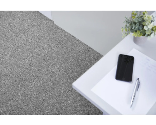 Grauer Teppichboden in einem Büro neben einem Schreibtisch