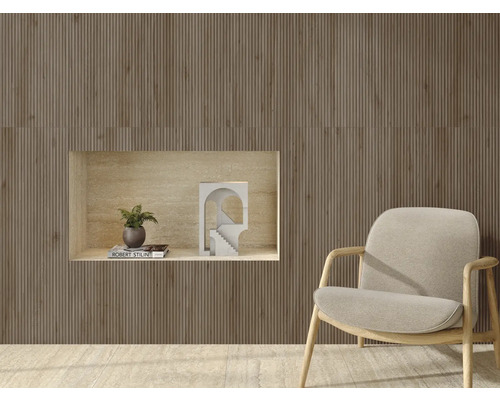 Wohnraumgestaltung mit geriffelten Wandpaneelen, Sessel und Dekoration in einer Nische