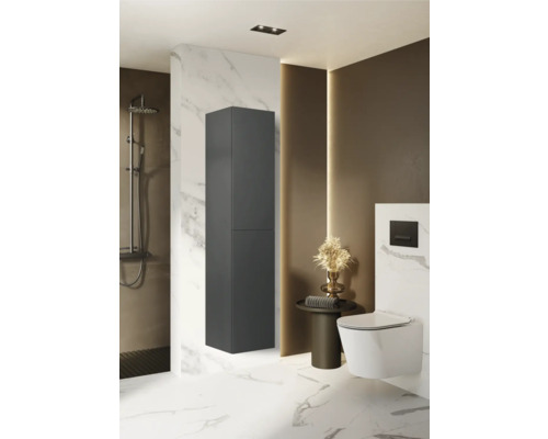 Modernes Badezimmer mit Dusche, hängendem WC, Waschtisch und Hochschrank für Stauraum