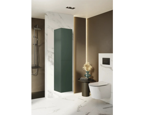 Badezimmer mit Dusche, Toilette und hohem, schmalem Schrank