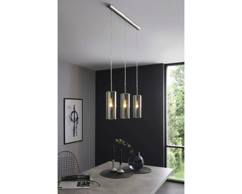 Hängelampe mit drei Leuchten über einem Esstisch