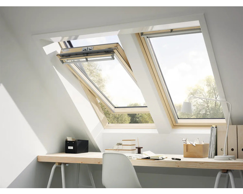 VELUX Schwingfenster GGL MK06 3084 ENERGIE 78x118 cm (Förderfähig) Zwei Dachfenster über einem Schreibtisch in einem hellen Dachzimmer.