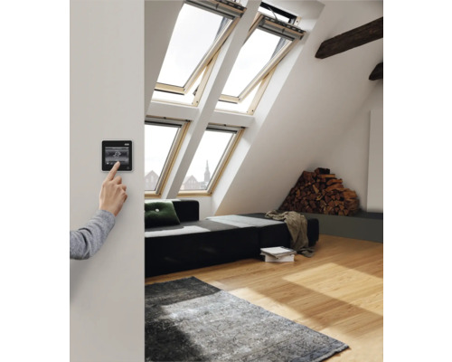 Wohnraum im Dachgeschoss mit Dachfenstern und Steuerung per Wanddisplay