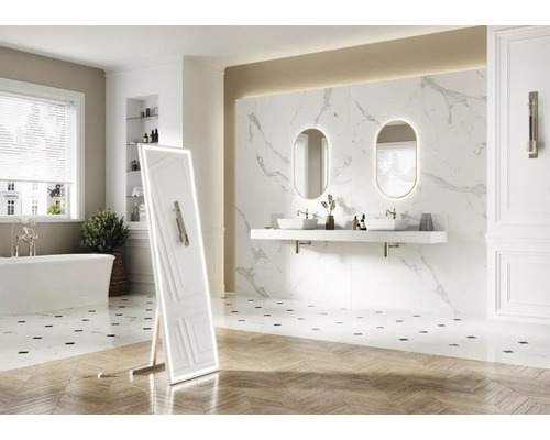 Helles Badezimmer mit Badewanne, Waschbecken, Spiegeln und einem stehenden Spiegel.