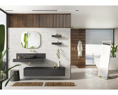 Helles Badezimmer mit Waschbecken, Spiegel, Badewanne und Holzdetails