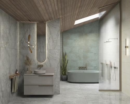 Helles Badezimmer mit Badewanne, Waschtisch, Spiegel und Holzelementen an der Decke