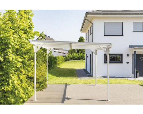 Freistehender Carport aus Metall vor einem Wohnhaus.