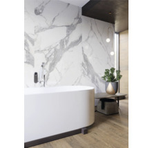 Modernes Badezimmer mit freistehender Badewanne, Marmorwand und Holzboden.