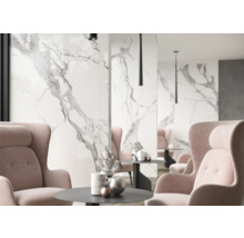 Elegantes Interieur mit Marmorfliesen und rosa Sesseln.