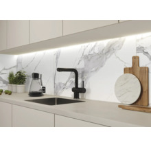 Moderne Küche mit schwarzem Wasserhahn, Spüle und Marmoroptik