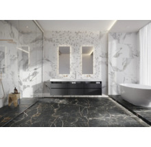 Modernes Badezimmer mit Marmorfliesen, Waschtisch, Spiegeln und Badewanne
