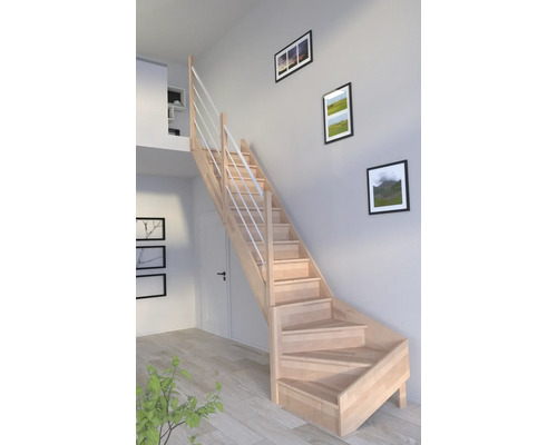 Holztreppe mit Geländer in einem hellen Raum