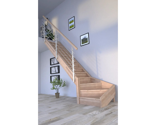 Holztreppe mit Metallgeländer in einem hellen Raum