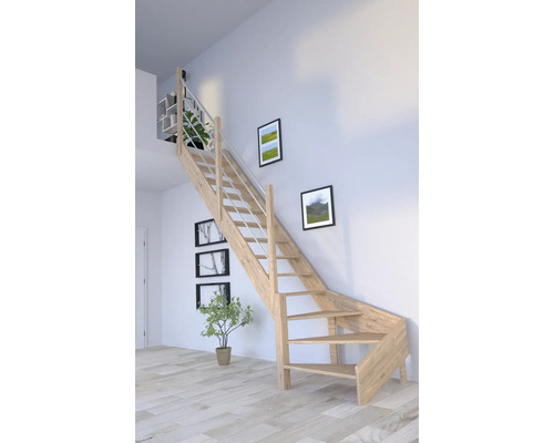 Holztreppe mit Geländer in einem hellen Raum